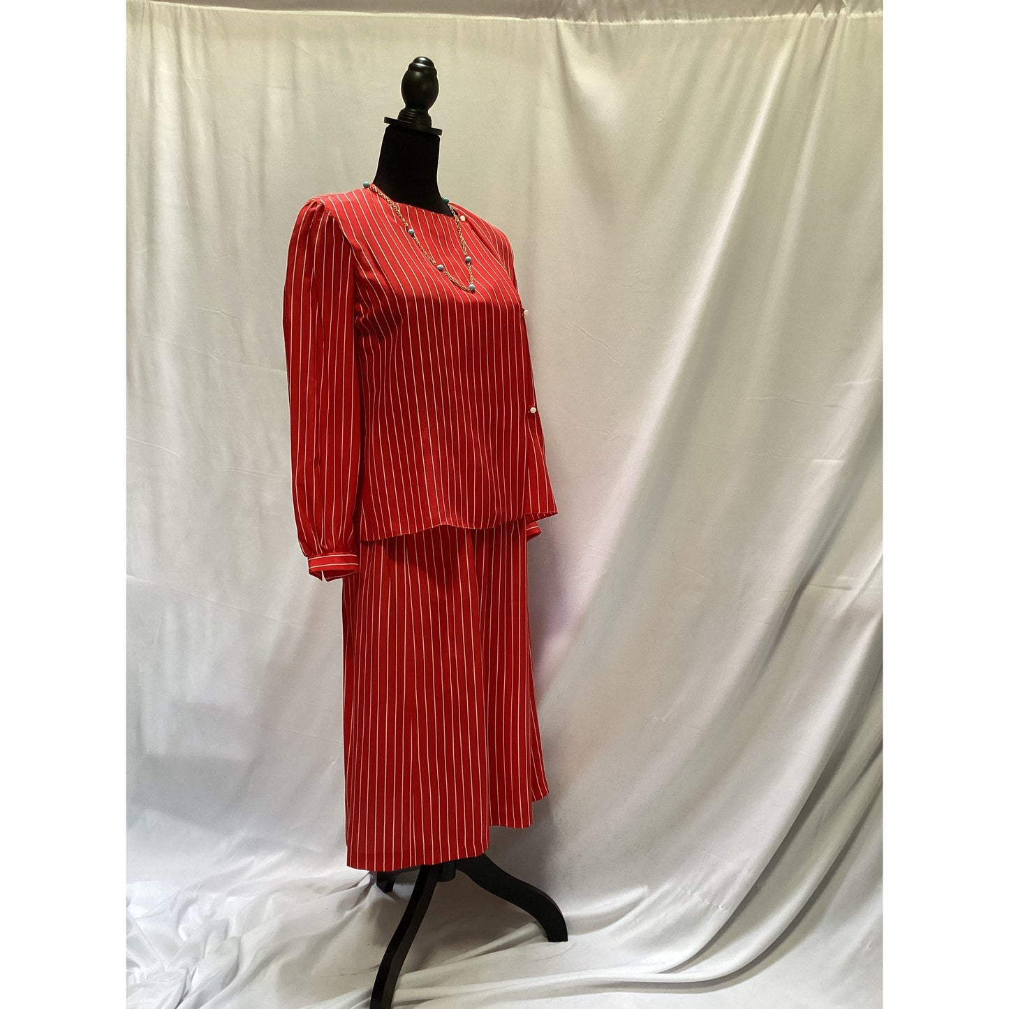 Light weight 2 piece red Gloria Sachs Silk Suit size 10