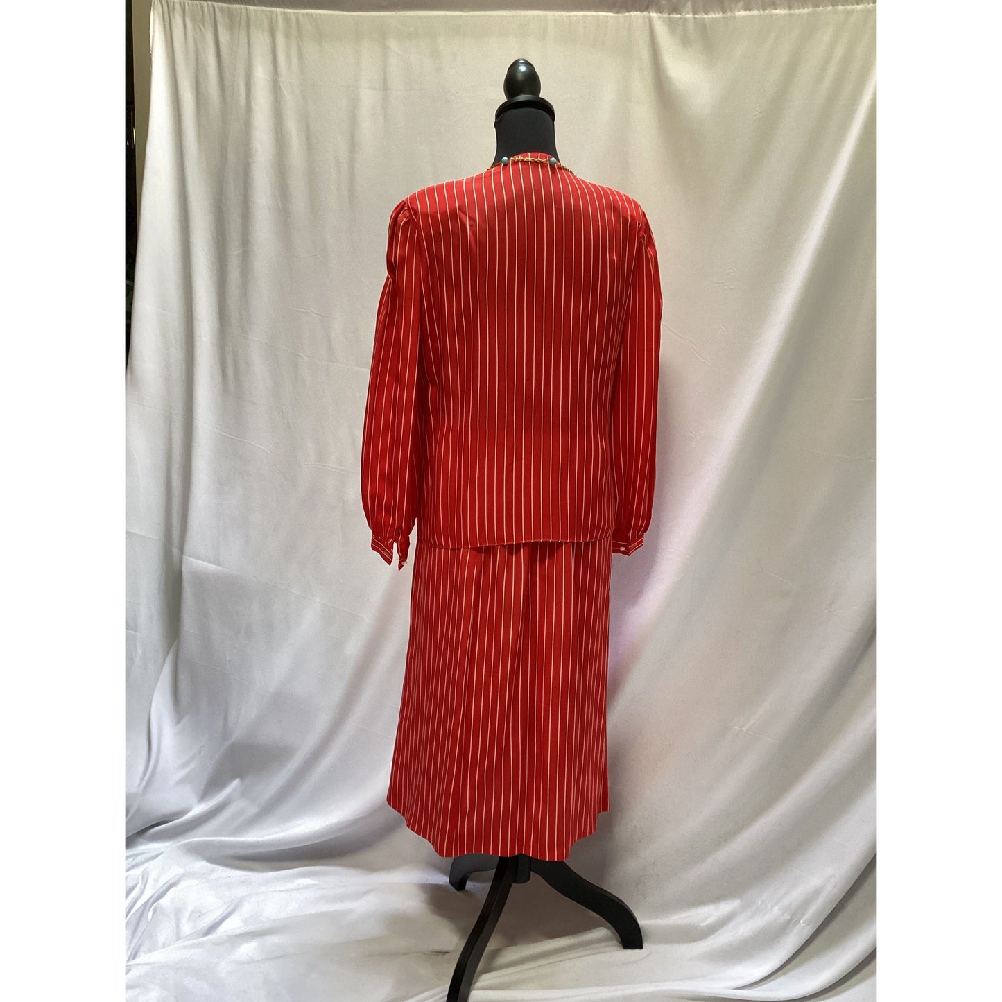Light weight 2 piece red Gloria Sachs Silk Suit size 10