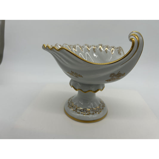 porcelaine bowl fluted with pedestil